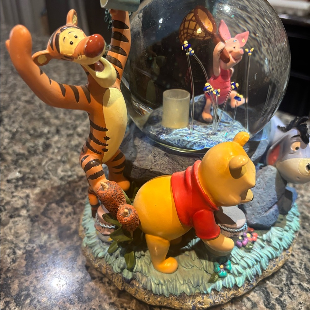 Disney Winnie the Pooh & Friends Figurine Snow Globe – Vintage 1990. Excellent!